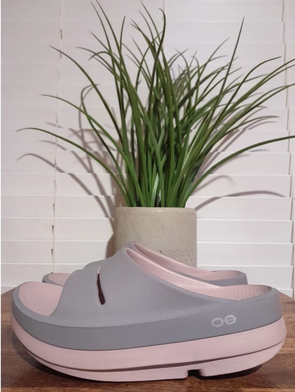 OOFOS Women's Gray and Pink Slide Slippers - Picture 1 of 8